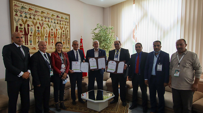 Signature d'un accord-cadre - التوقيع على اتفاقية تعاون اطارية